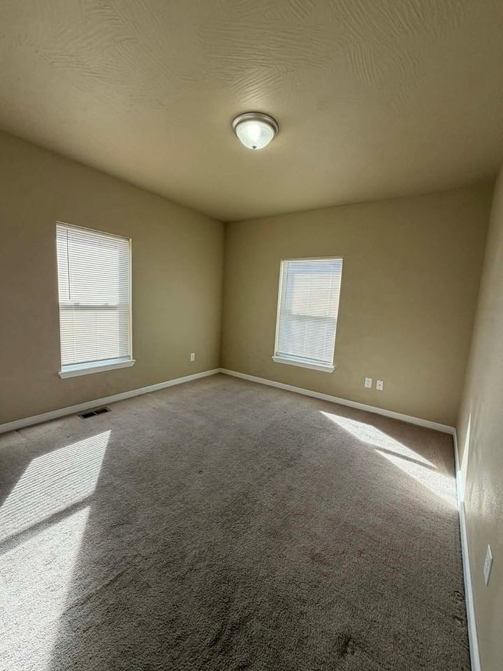 2226 S Moffet Ave - Photo 7 of 19