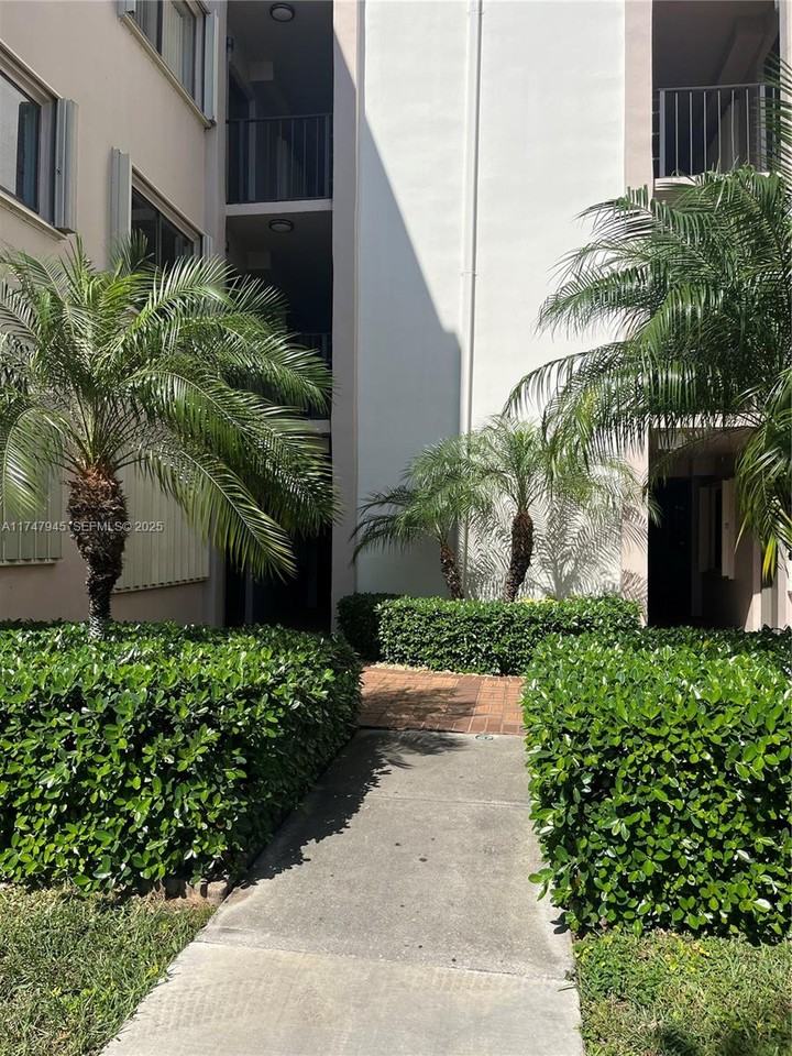 8650 Southwest 133rd Avenue Road ##106 - Photo 6 of 8