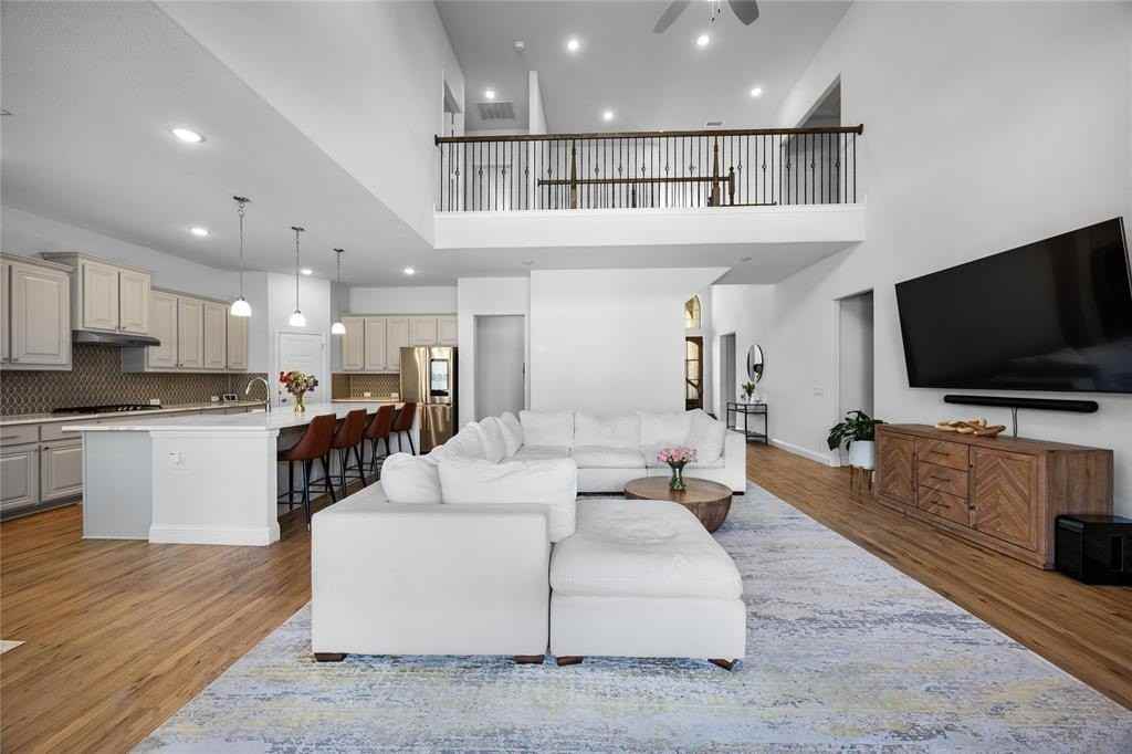 16921 Eastbrook Dr - Photo 4 of 35