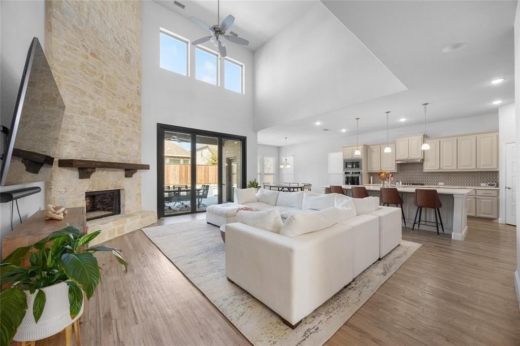 16921 Eastbrook Dr - Photo 6 of 35