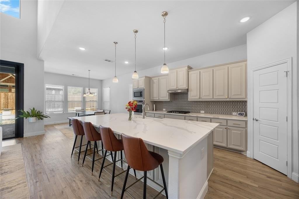 16921 Eastbrook Dr - Photo 7 of 35