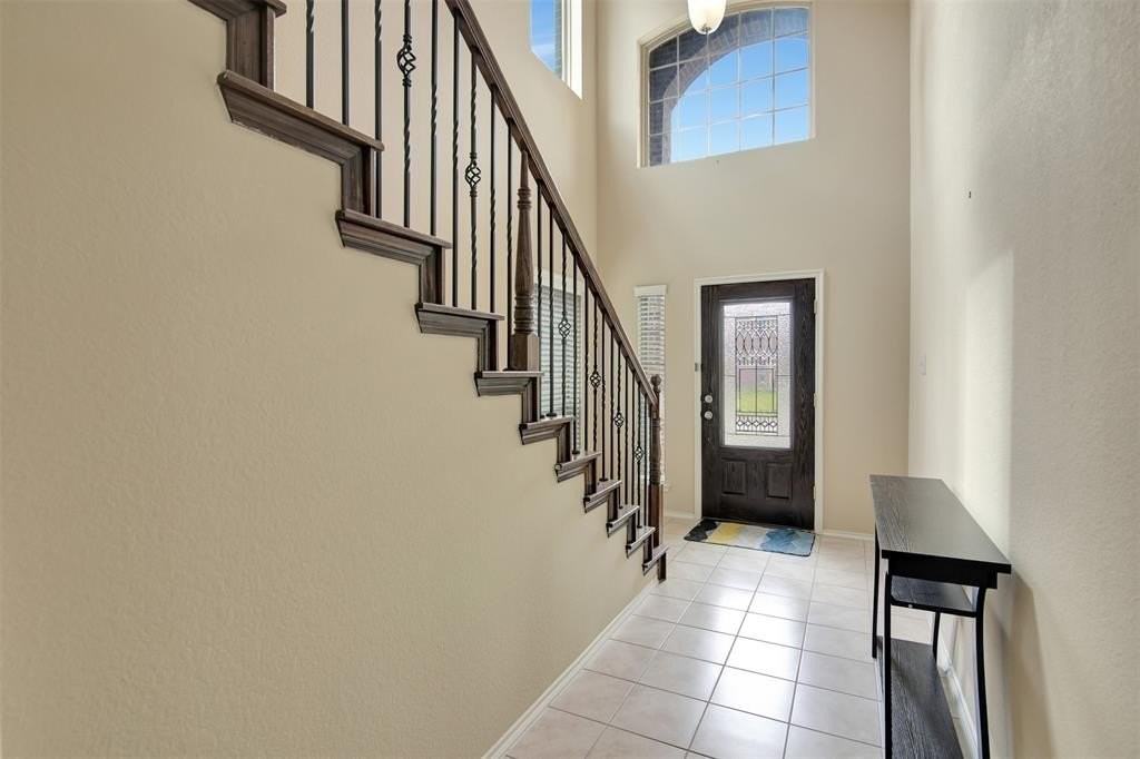 628 Crowell Dr - Photo 4 of 33