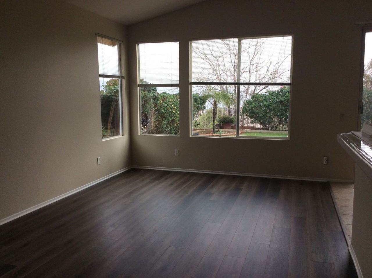 27474 Fallbrook Ct - Photo 3 of 8