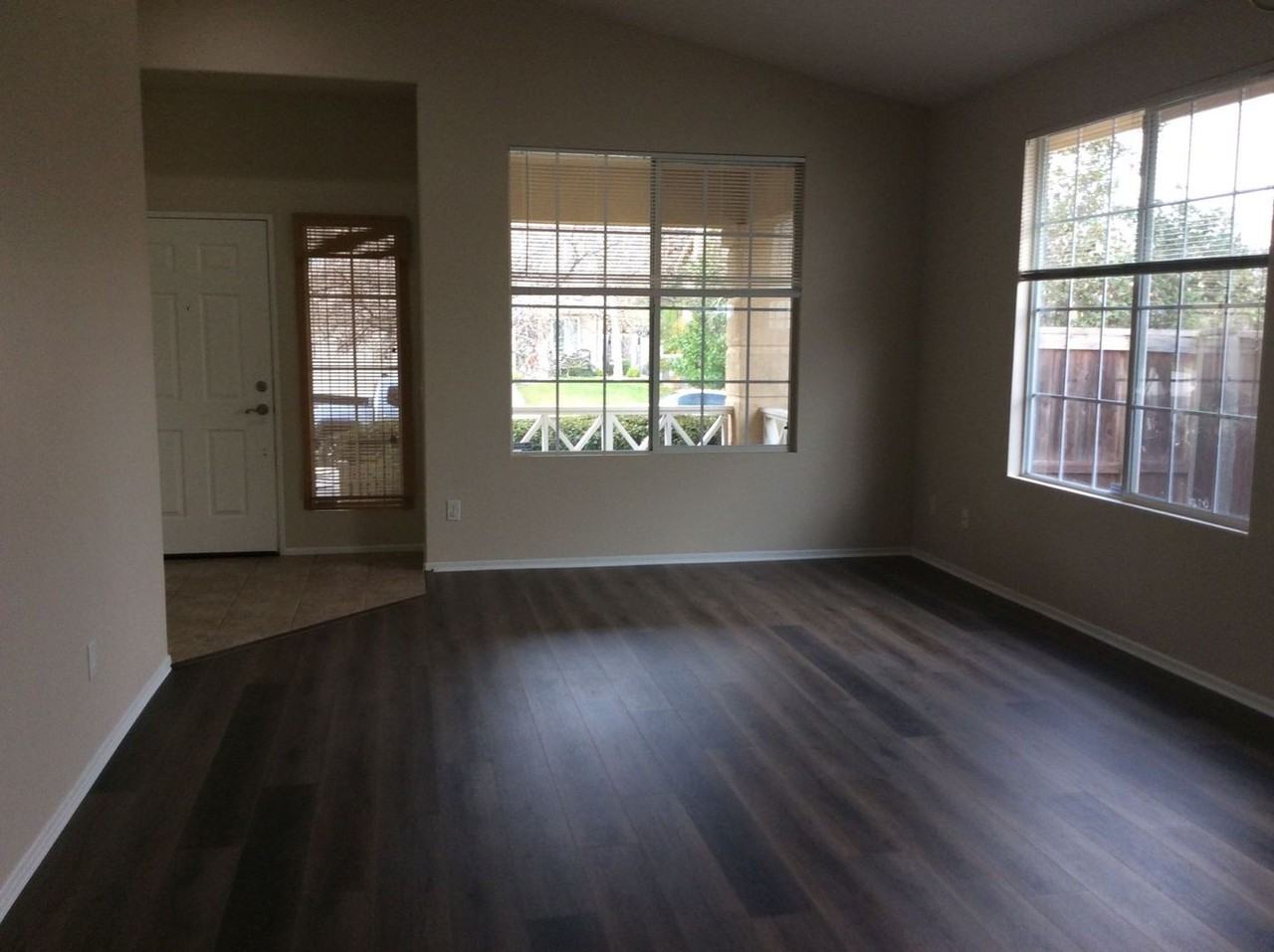 27474 Fallbrook Ct - Photo 5 of 8