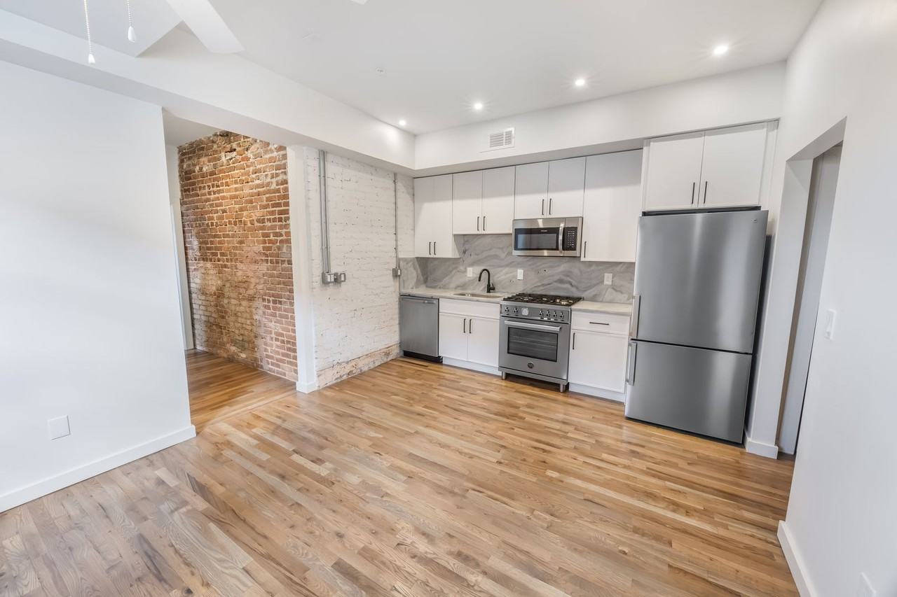 800 788- 800 Greenwood Avenue NE - 800-18 #800-18 - Photo 4 of 10