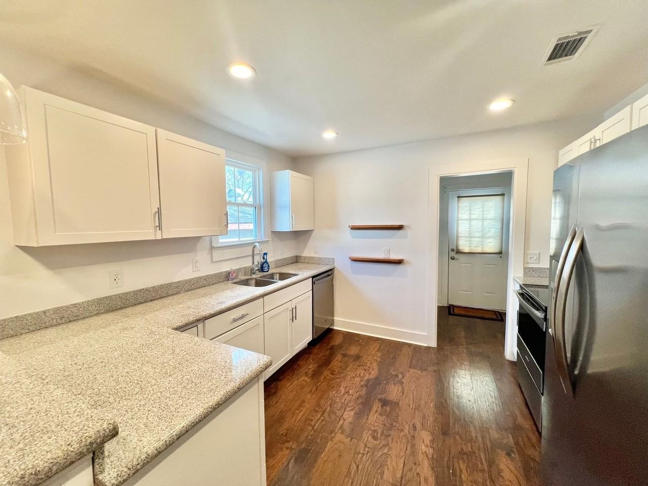 829 Steele Blvd - Photo 3 of 20