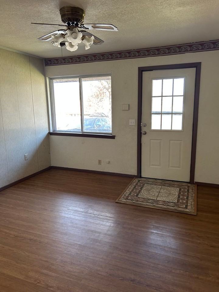 102 E Elm St - Photo 3 of 26