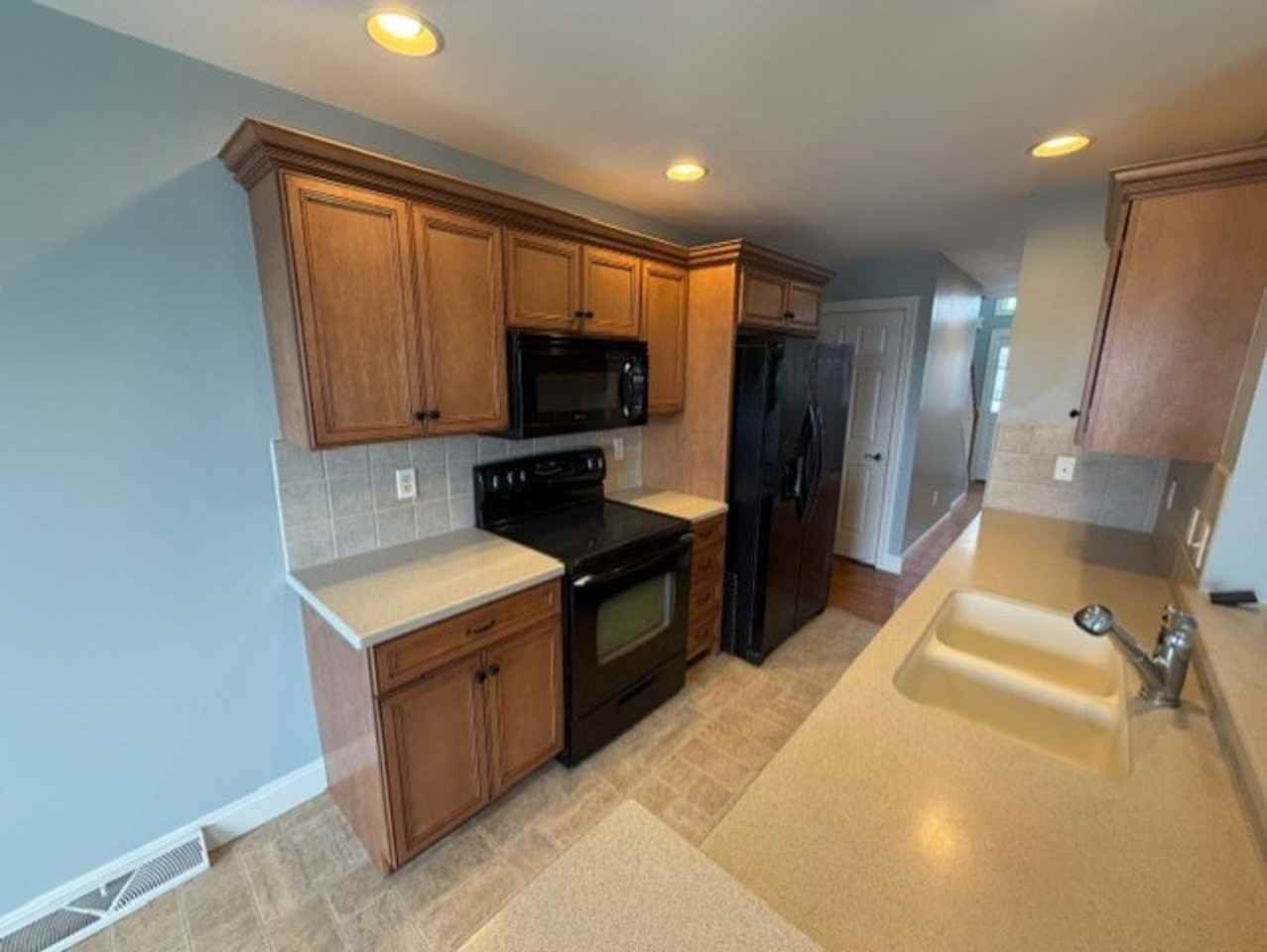 785 Oak Leaf Ln - Photo 2 of 35