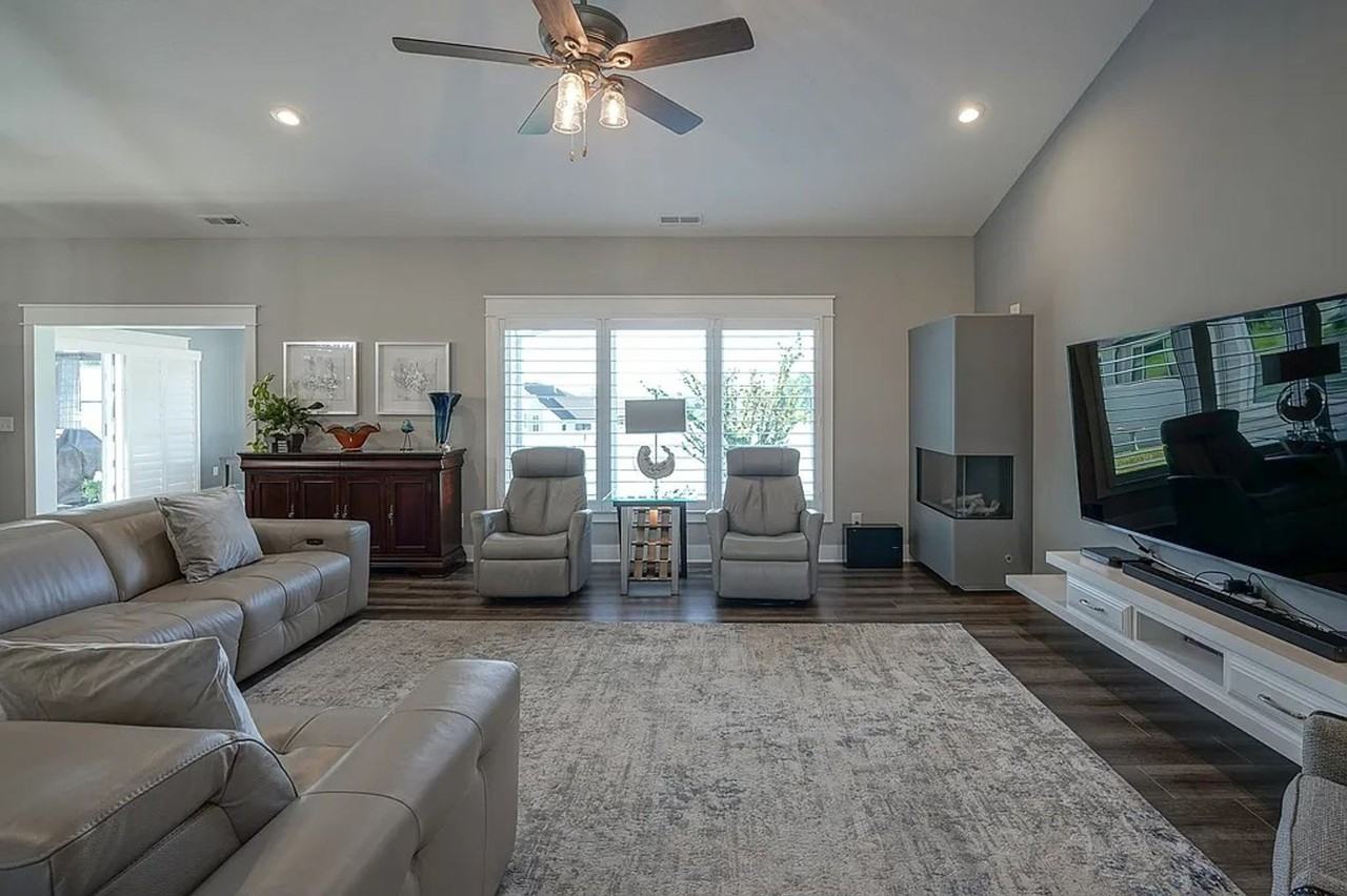 740 E Holland Dr - Photo 3 of 9