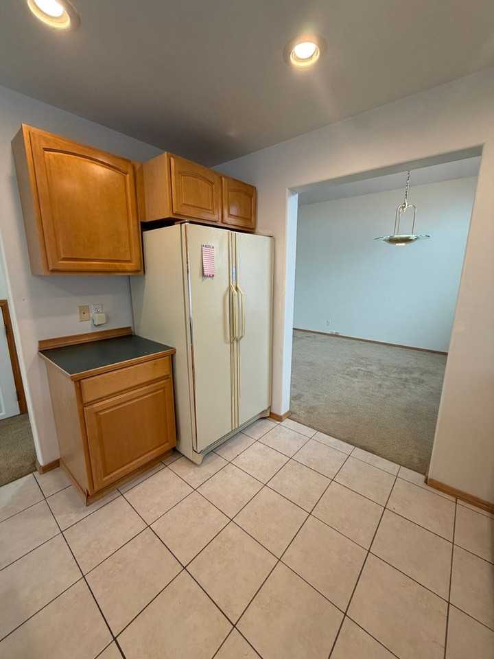 1025 Laguna Dr - Photo 5 of 16