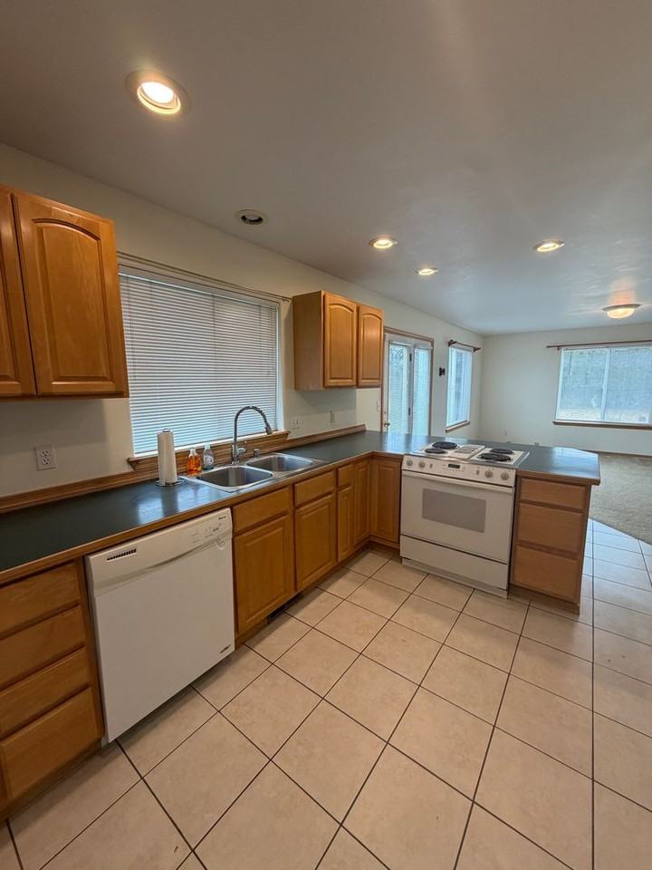 1025 Laguna Dr - Photo 6 of 16