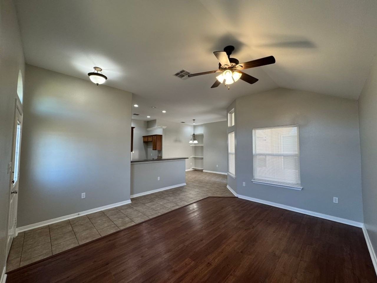 114 Carlsbad Dr - Photo 3 of 11