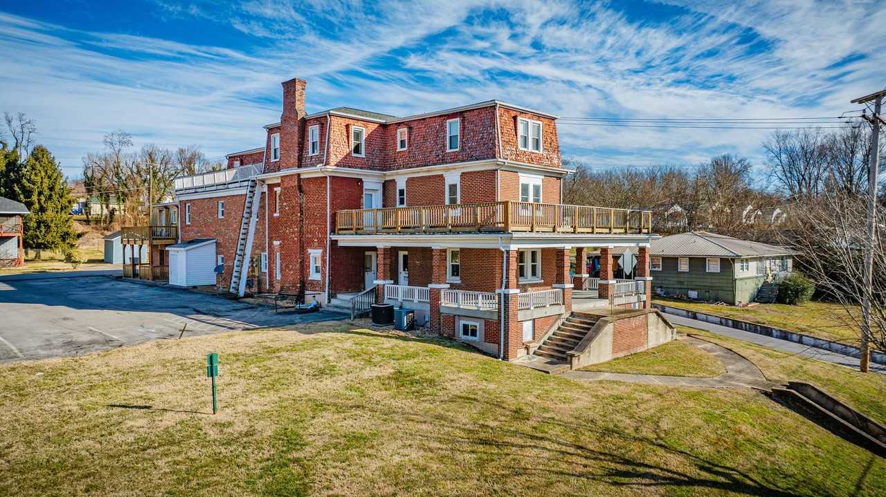 Boatyard Apartments - Photo 2 of 36