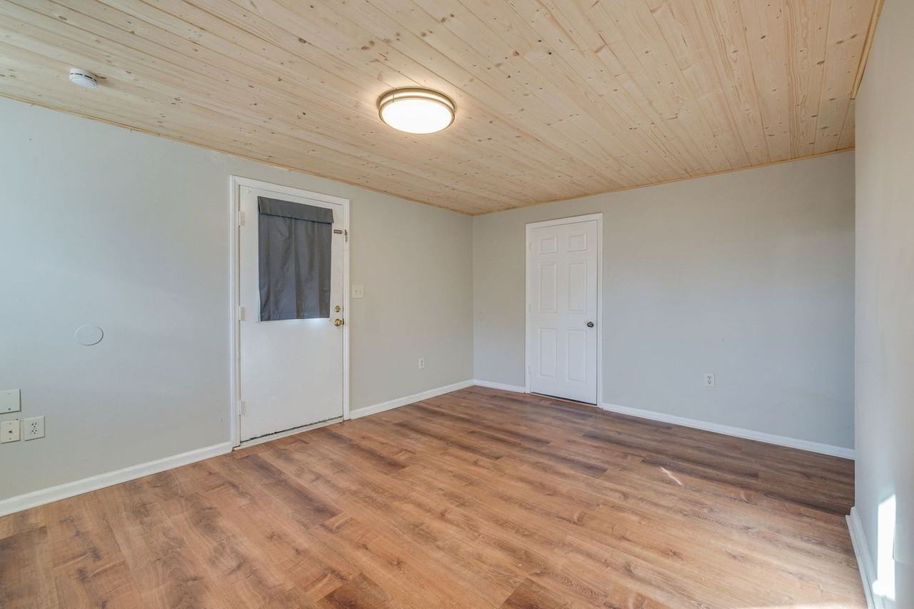 Boatyard Apartments - Photo 5 of 36