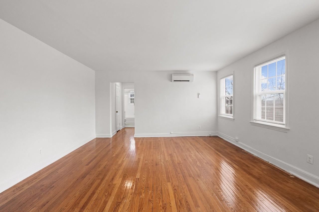 42ND FLATS - Photo 4 of 14