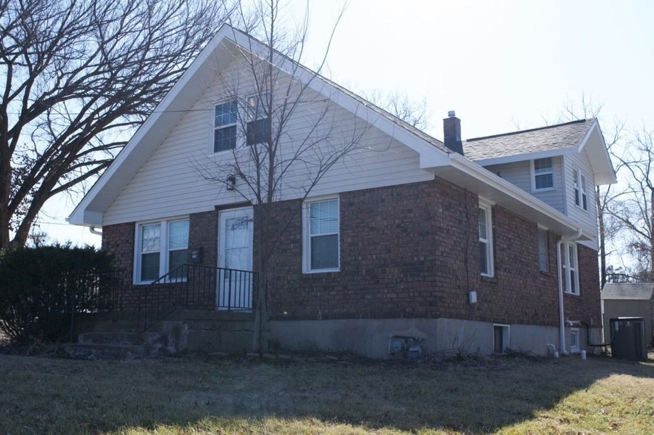 1006 W Broadway - Photo 2 of 49