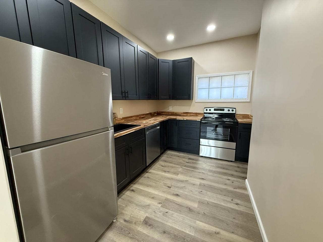 316 W Adams St - Photo 2 of 13