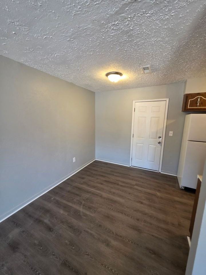 737 Saint Nicholas Dr - Photo 4 of 8