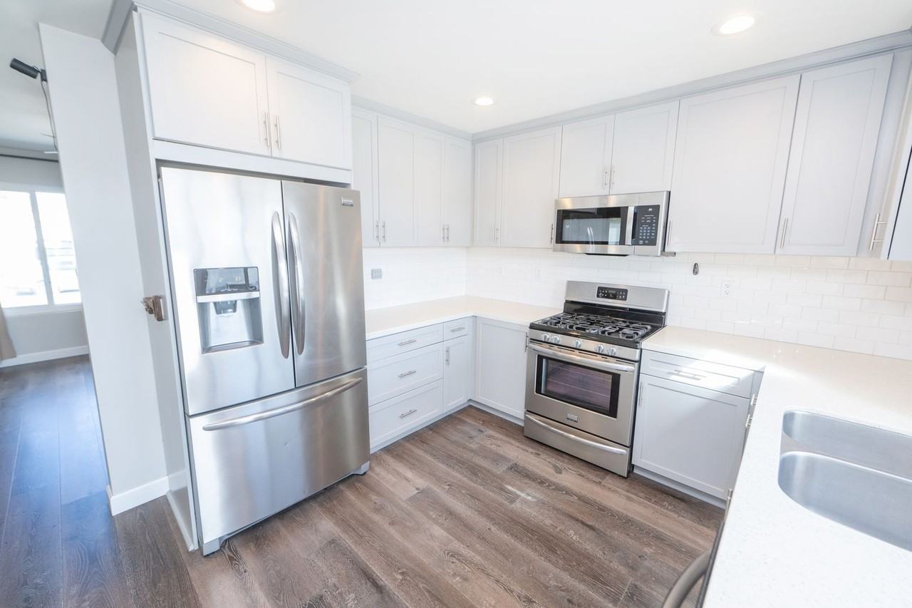 8055 Kenova St - Photo 2 of 31
