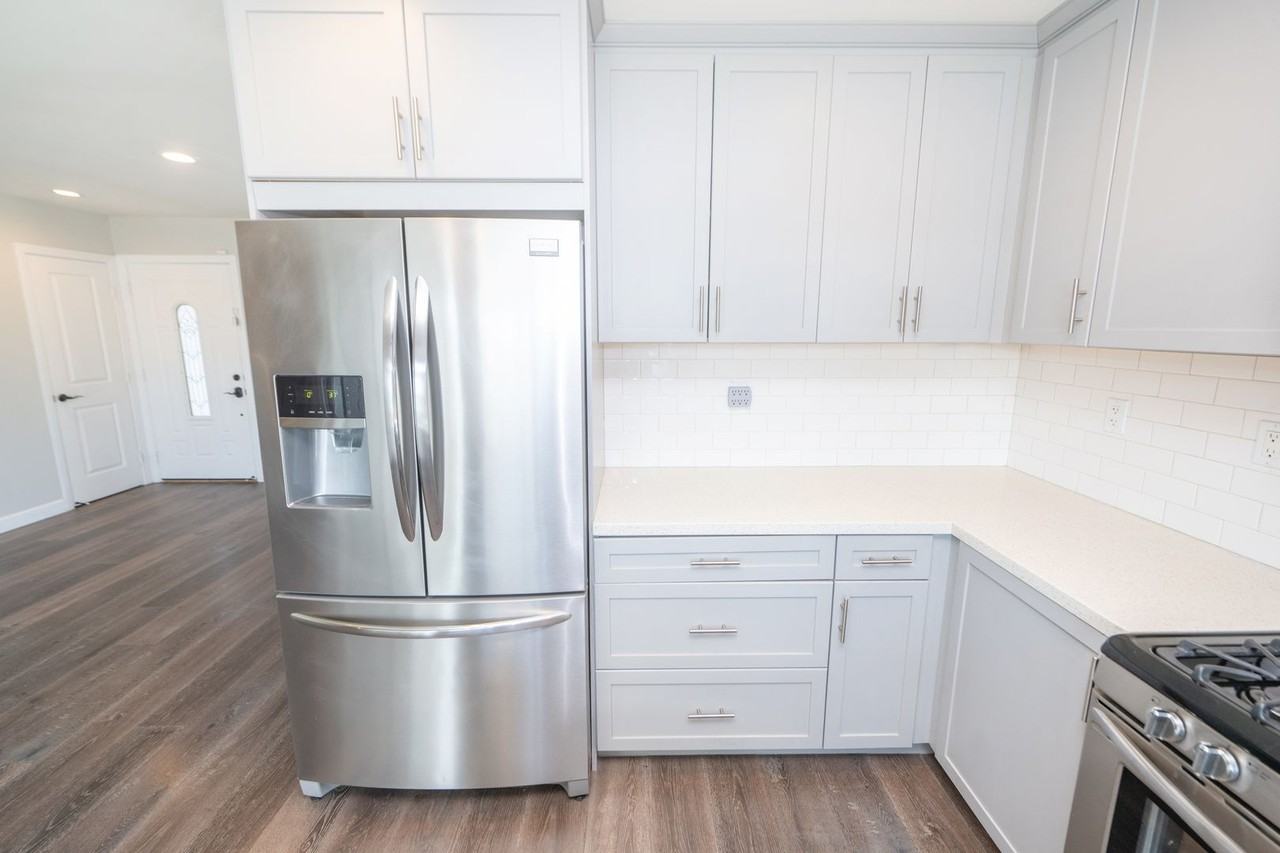 8055 Kenova St - Photo 3 of 31