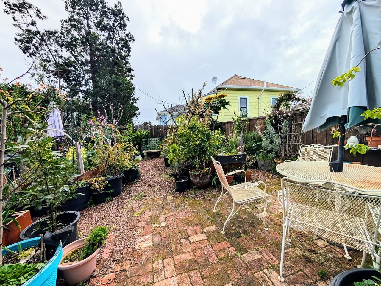 887 43rd St - Photo 4 of 23