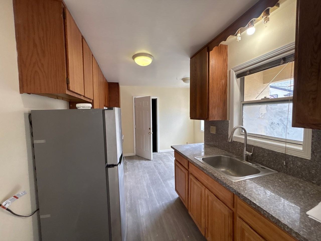 541 Simon St - Photo 2 of 13