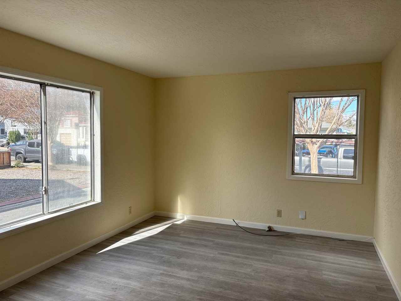 541 Simon St - Photo 4 of 13