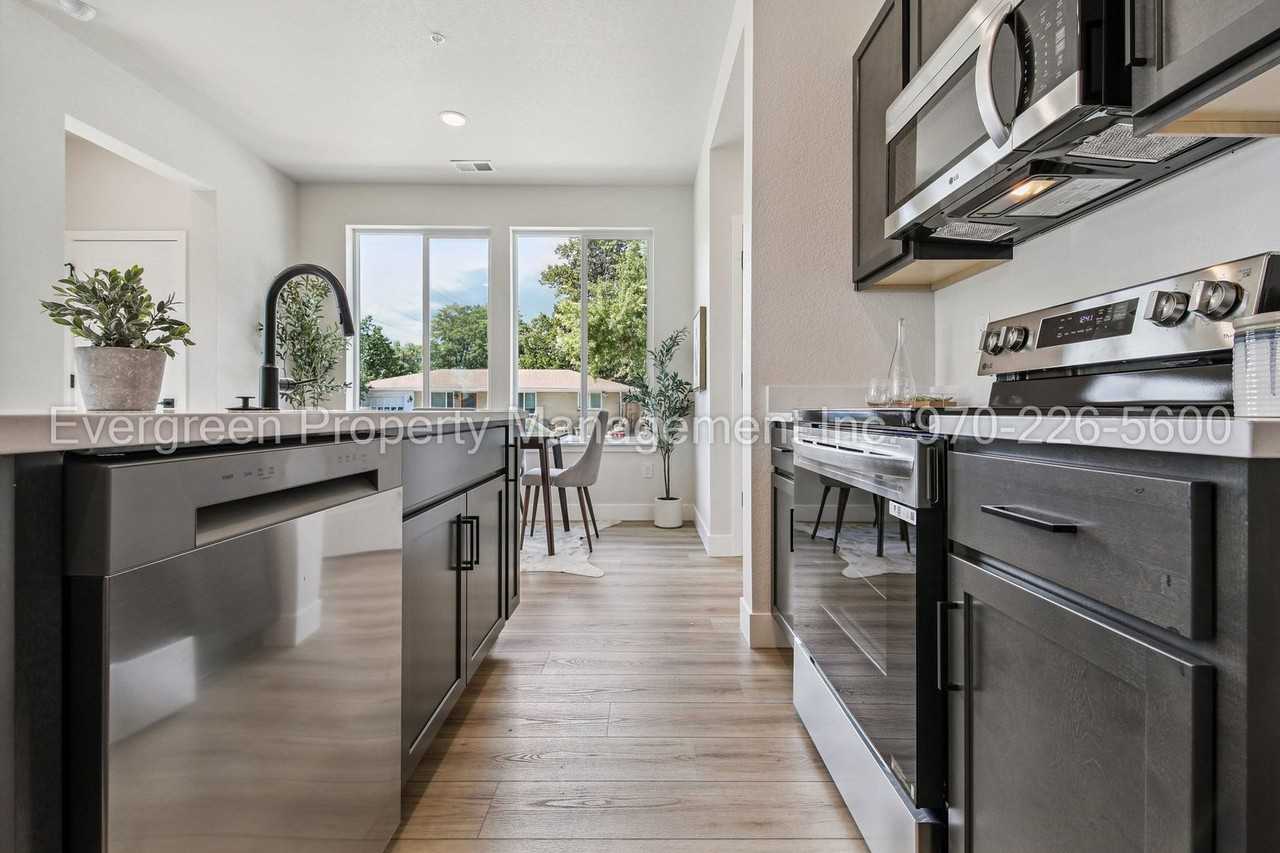 2445 Yukon Dr - Photo 6 of 48