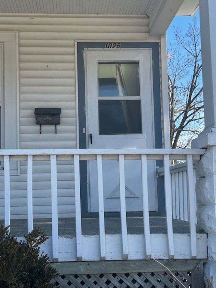 1023 Grove Ave - Photo 2 of 17