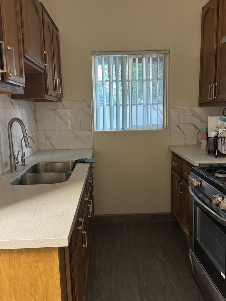 225 W Elm St - Photo 7 of 15