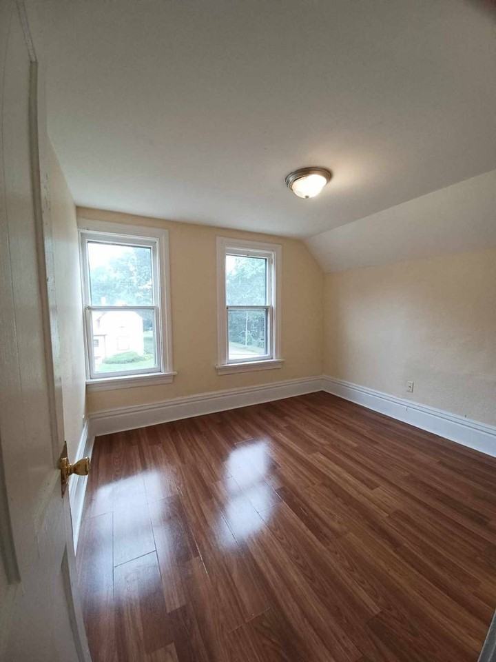 521 Albert Ave - Photo 4 of 8