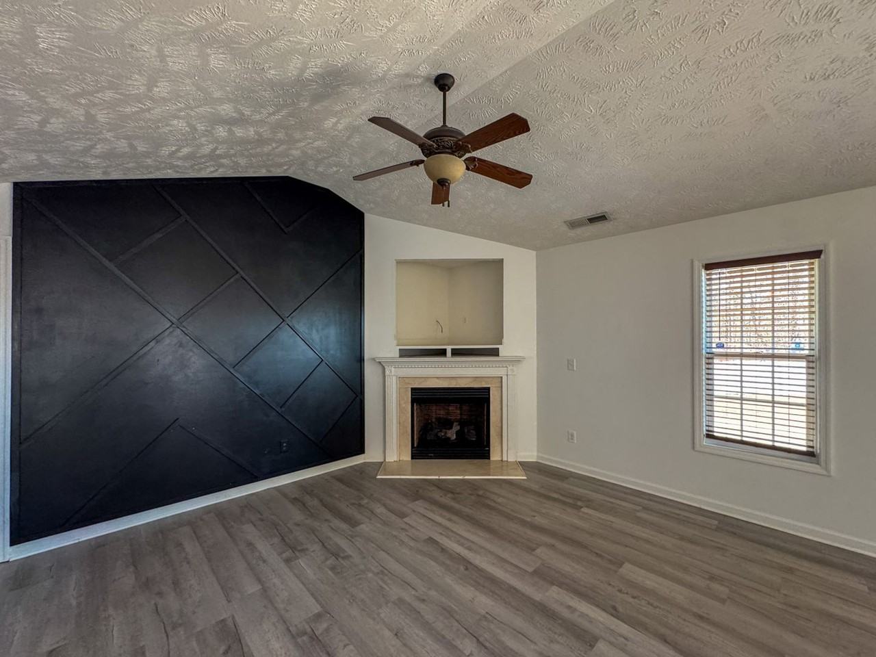1677 Kershaw Loop - Photo 2 of 28