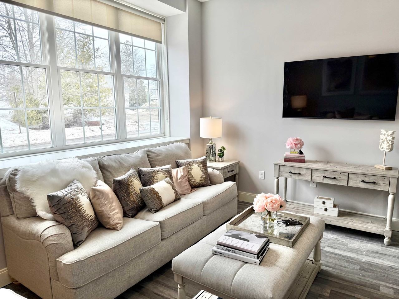 The Residence at 1555 Elm - Photo 2 of 16