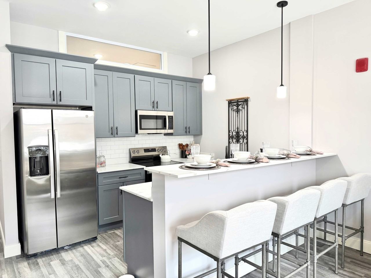 The Residence at 1555 Elm - Photo 4 of 16