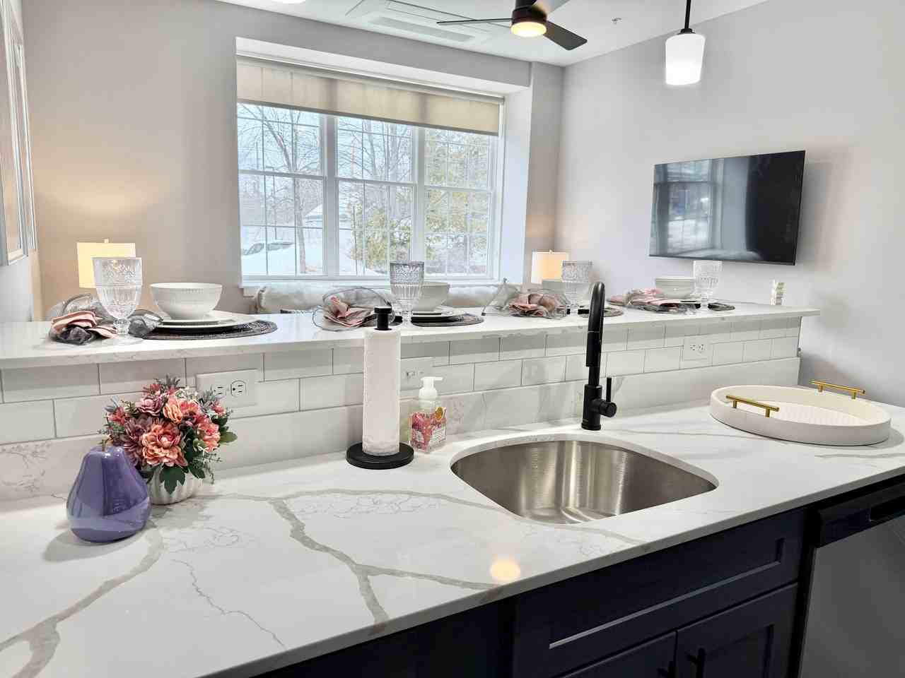 The Residence at 1555 Elm - Photo 7 of 16