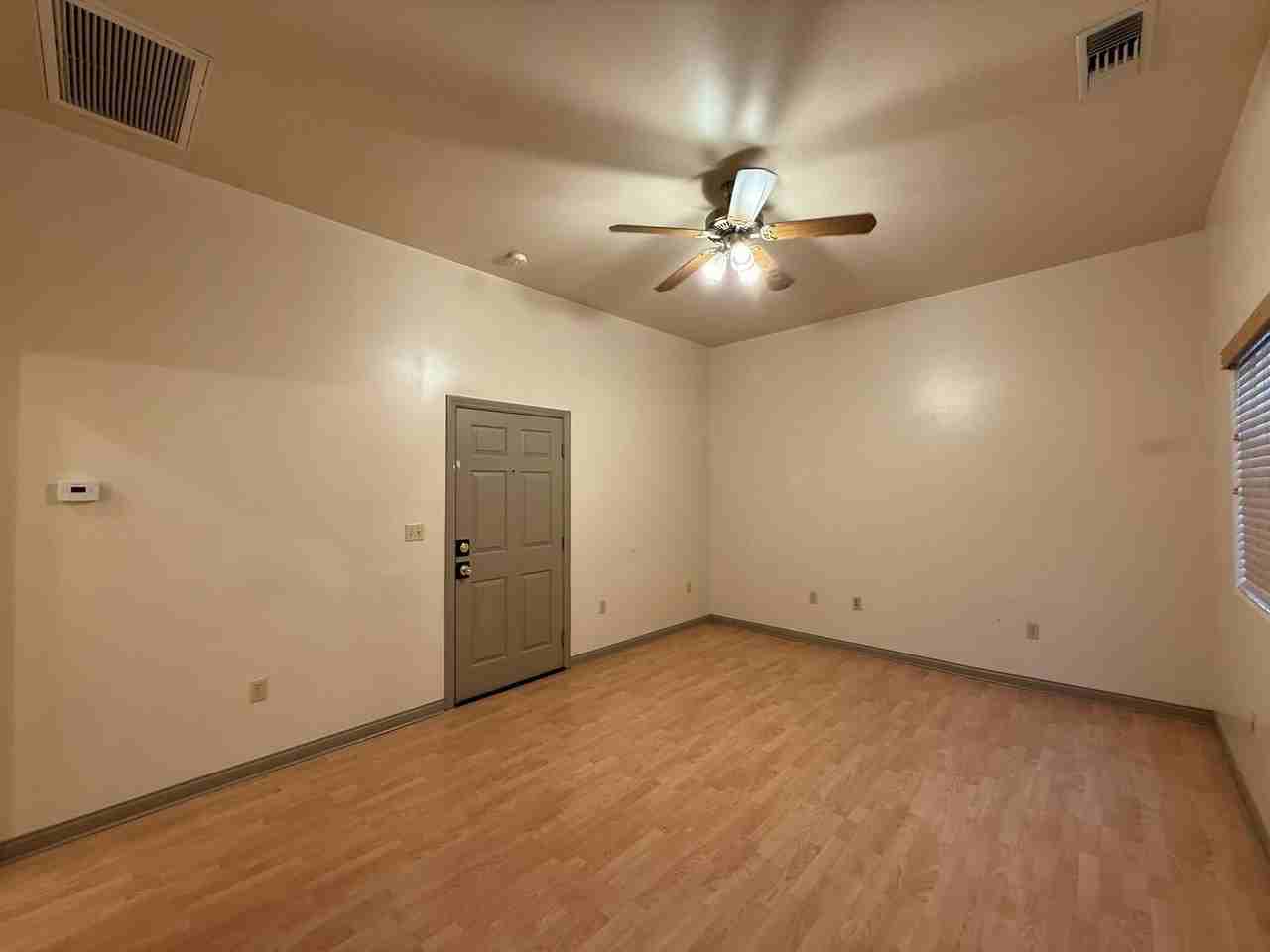 522 Center St #B - Photo 3 of 7