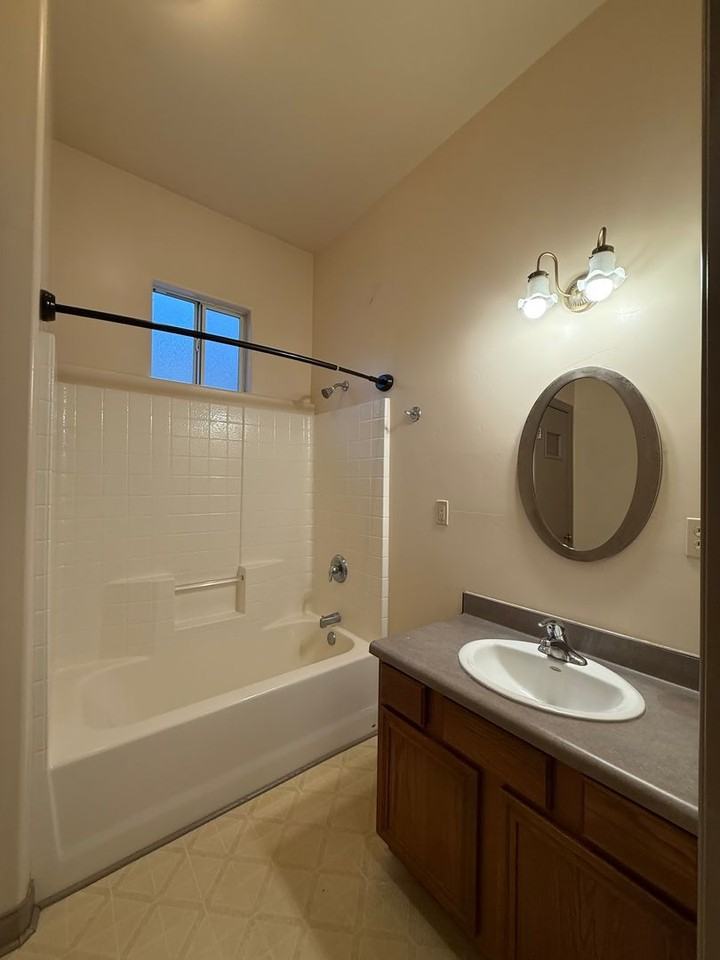 522 Center St #B - Photo 4 of 7