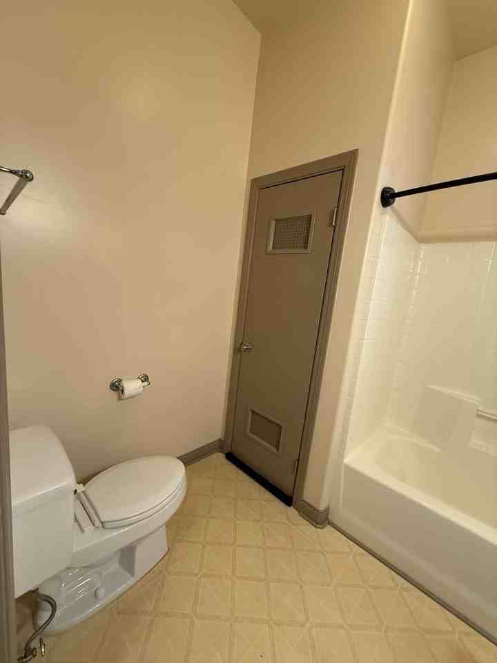 522 Center St #B - Photo 5 of 7