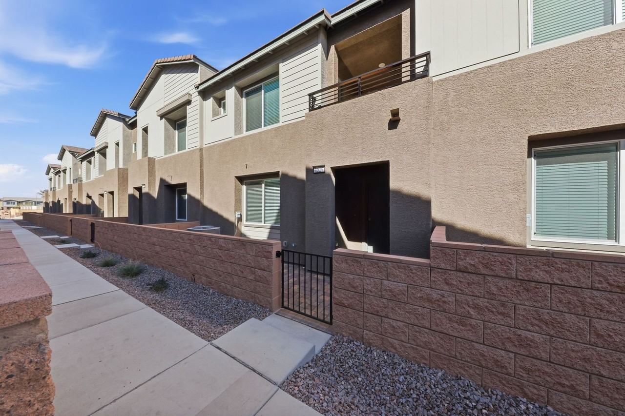 1529 Layla Crossing Ave - Photo 2 of 41