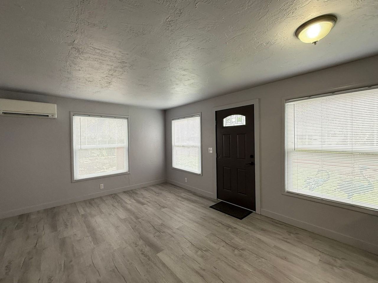 4665 Daisy St - Photo 5 of 22