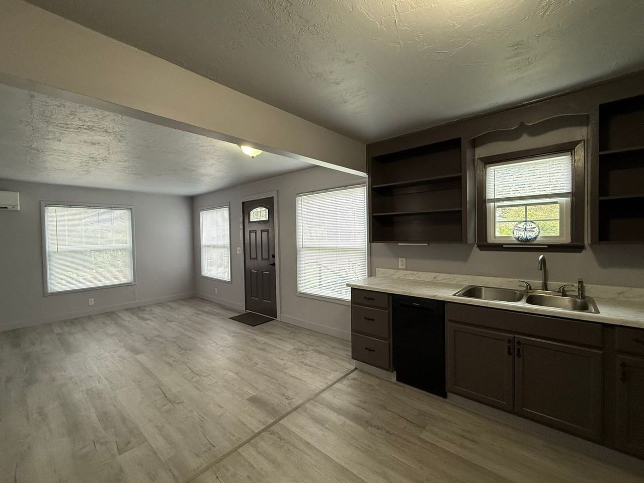 4665 Daisy St - Photo 6 of 22