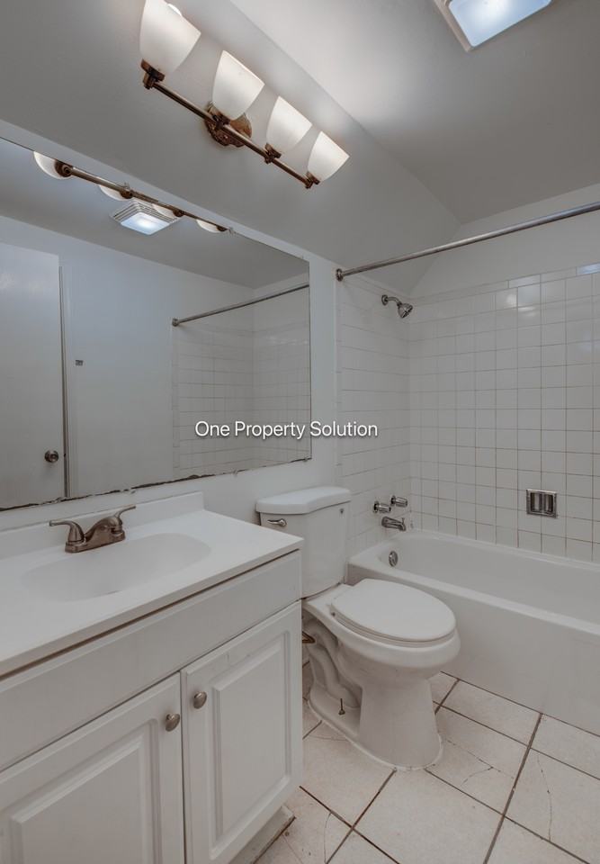 924 W 60th Pl ##In - Photo 6 of 24