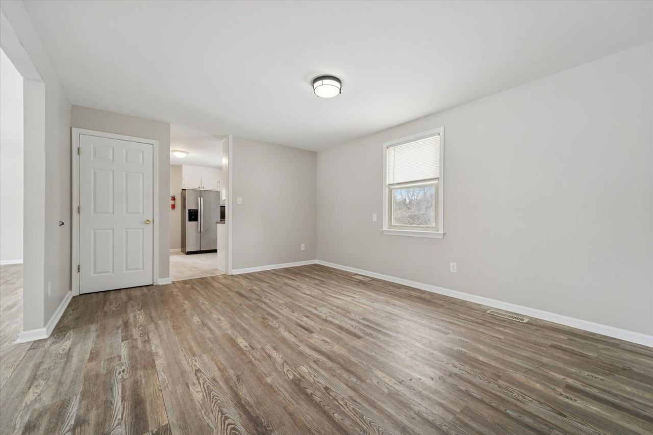 950 W Chestnut St - Photo 4 of 27