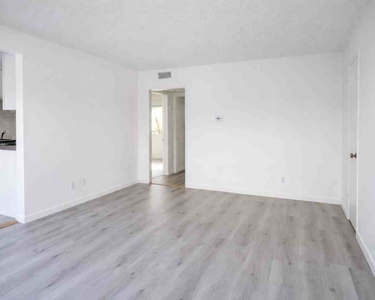 816 LARCH ST - Photo 3 of 10