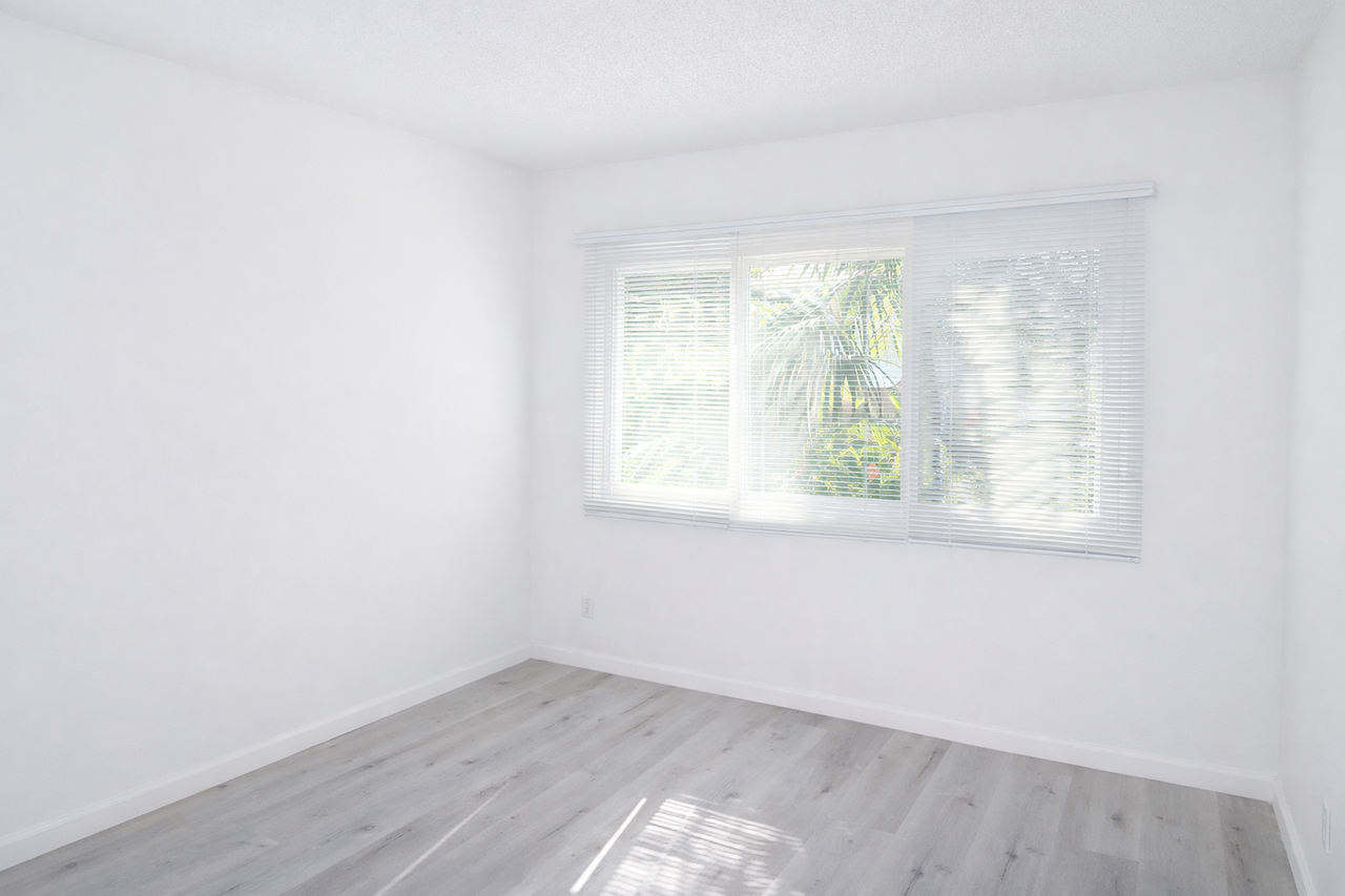 816 LARCH ST - Photo 4 of 10