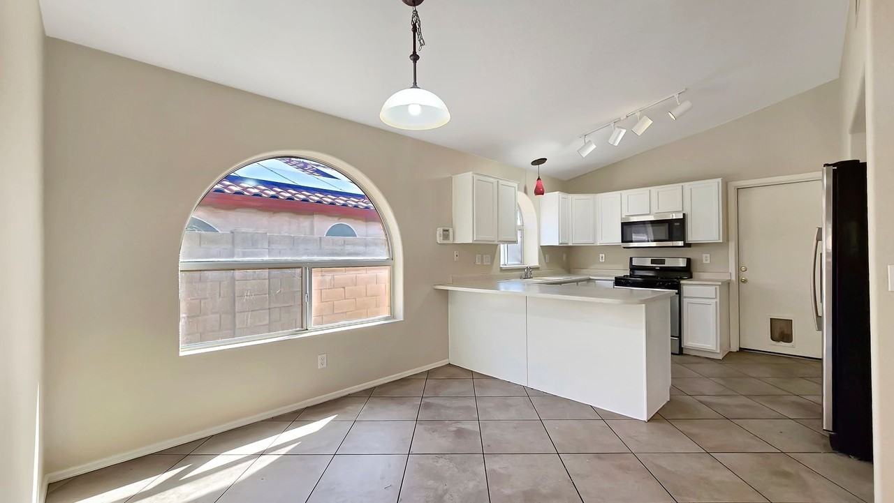 12742 W Palm Ln - Photo 7 of 27