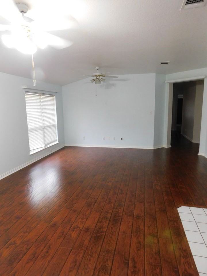 1301 Leah Ln - Photo 5 of 22