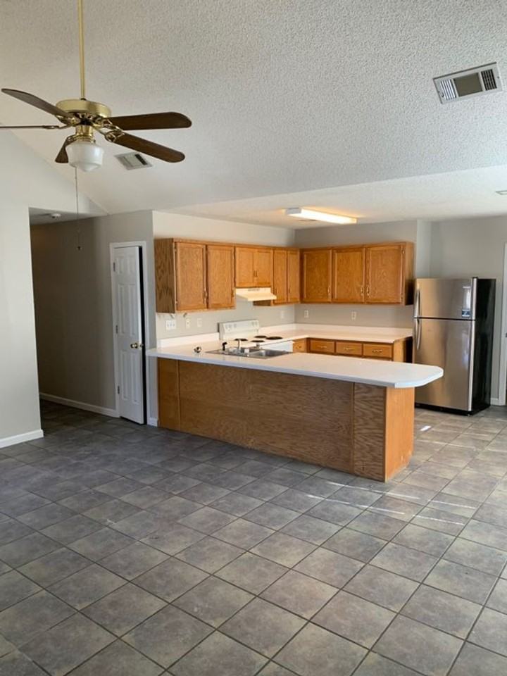 138 Cypress Cir - Photo 2 of 13