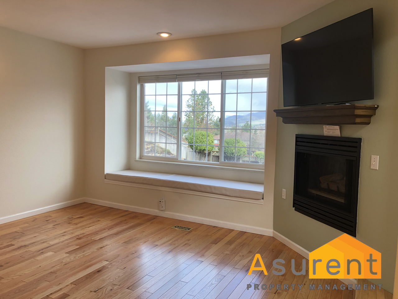 573 Scenic Dr - Photo 5 of 17