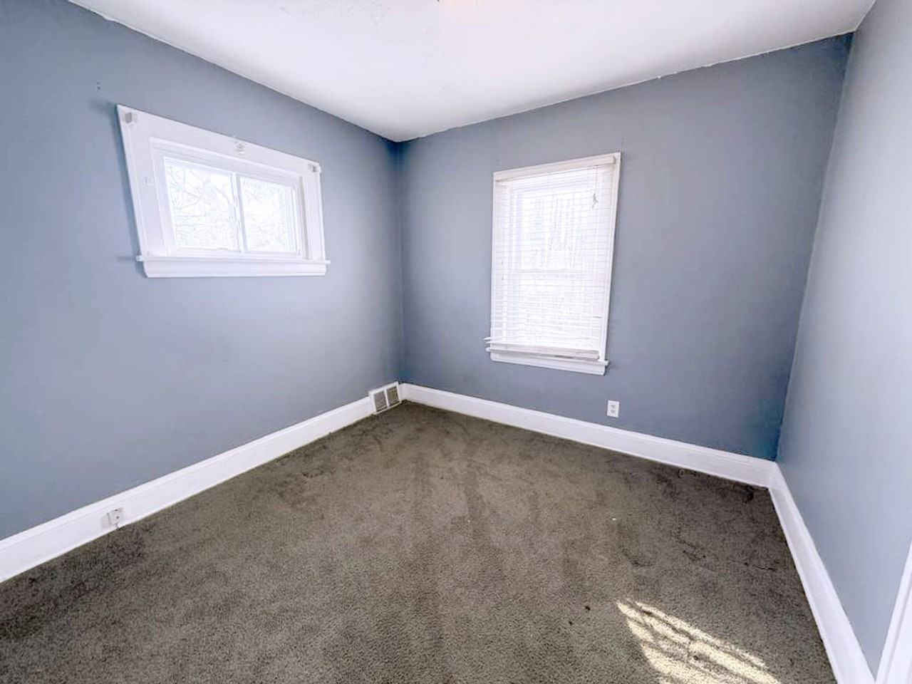 14410 Kingsford Ave - Photo 3 of 17